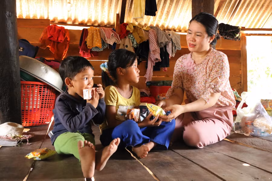 Hội Liên hiệp Phụ nữ huyện Krông Pa yêu thương, chăm sóc lũ trẻ với tình cảm và tấm lòng của một người mẹ.