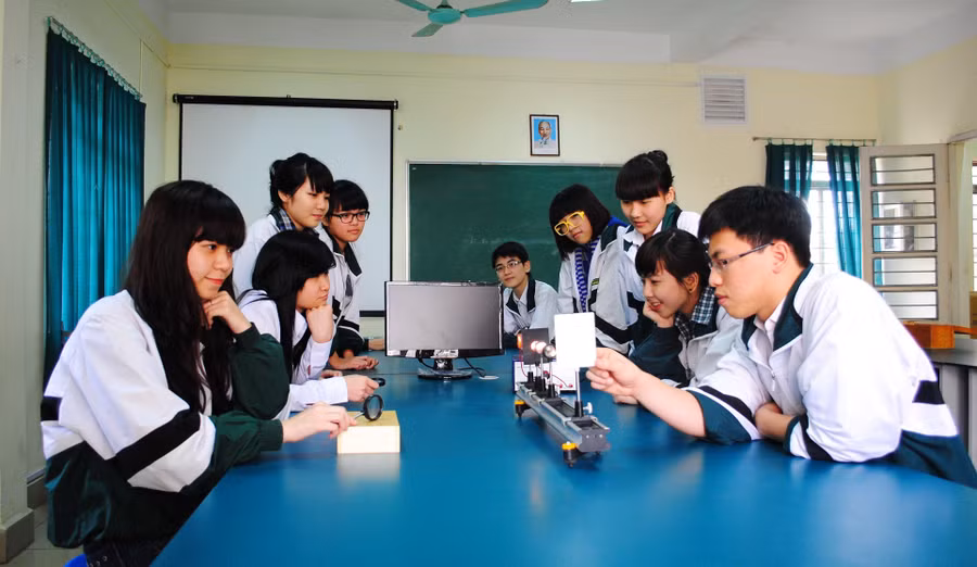 Học sinh Trường THPT Lômônôxốp trong giờ thực hành. Ảnh minh họa