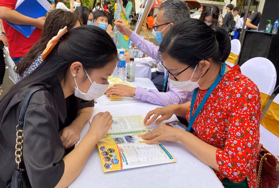 Thí sinh tham dự buổi tư vấn tuyển sinh, hướng nghiệp năm 2022 tại Trường ĐH Bách khoa Hà Nội. Ảnh: Ngô Chuyên
