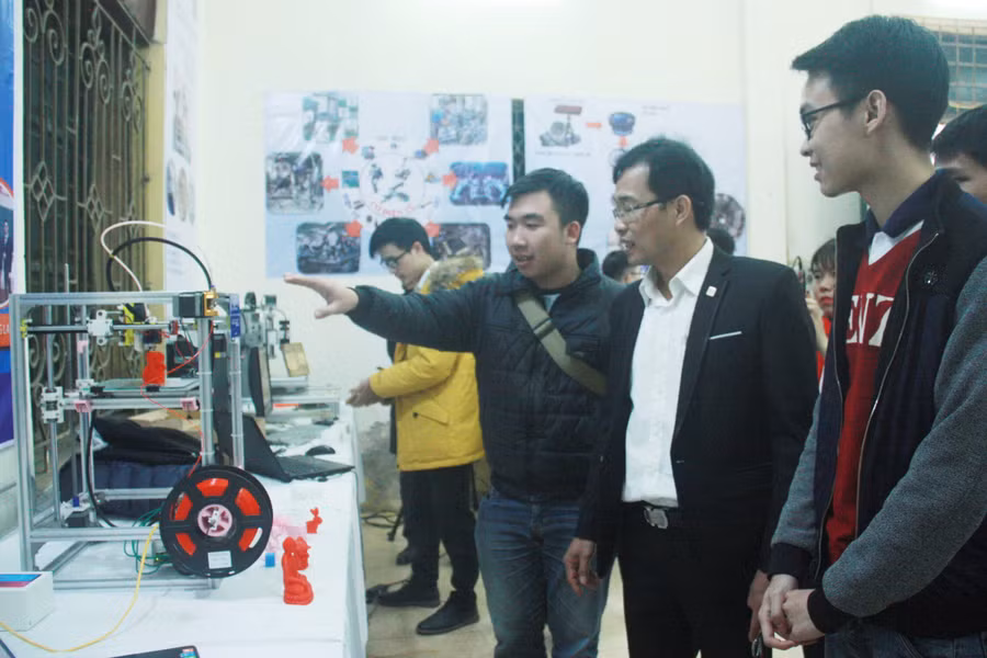 Sinh viên khoa Cơ khí, Trường ĐH Thủy lợi giới thiệu sản phẩm nghiên cứu ứng dụng