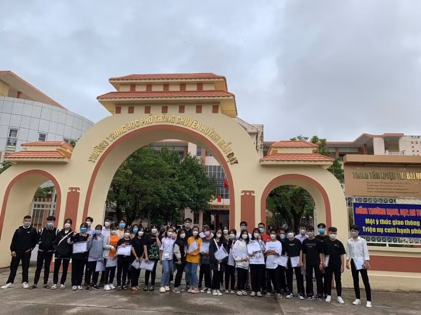 35 thí sinh Trường THCS-THPT kiên Hải yên tâm làm thủ tục dự thi chiều 6/7. Ảnh: G. Bảo