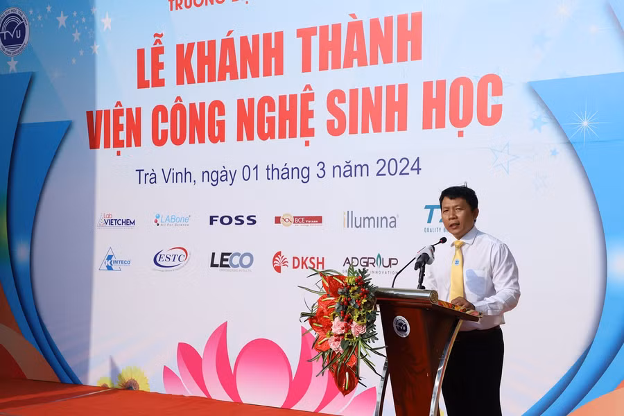 PGS.TS Nguyễn Minh Hòa - Hiệu trưởng Trường ĐH Trà Vinh phát biểu tại buổi lễ. PGS.TS Nguyễn Minh Hòa - Hiệu trưởng Trường ĐH Trà Vinh phát biểu tại buổi lễ.
