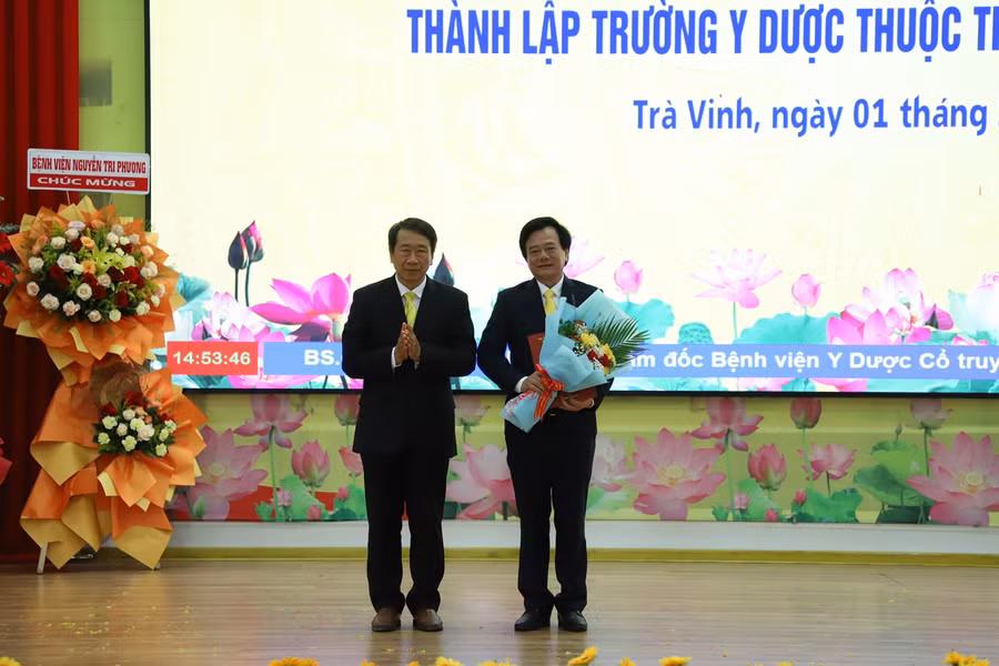 GS.TS Phạm Tiết Khánh - Chủ tịch Hội đồng Trường ĐH Trà Vinh tặng hoa chúc mừng GS.TS.BS Tạ Văn Trầm - Hiệu trưởng Trường Y Dược thuộc Trường ĐH Trà Vinh. GS.TS Phạm Tiết Khánh - Chủ tịch Hội đồng Trường ĐH Trà Vinh tặng hoa chúc mừng GS.TS.BS Tạ Văn Trầm - Hiệu trưởng Trường Y Dược thuộc Trường ĐH Trà Vinh.