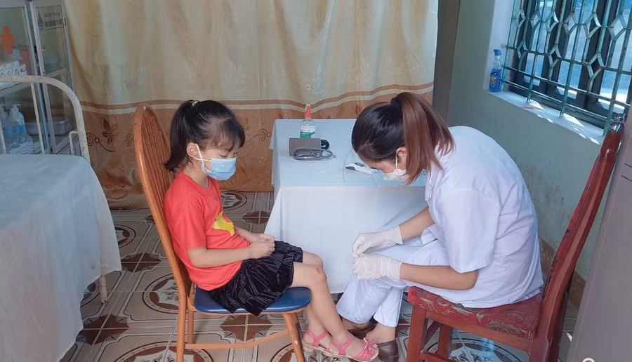 Nhân viên y tế chăm sóc sức khỏe cho học sinh Trường Tiểu học Thị trấn Hạ Hòa (Hạ Hòa, Phú Thọ). Ảnh: NTCC