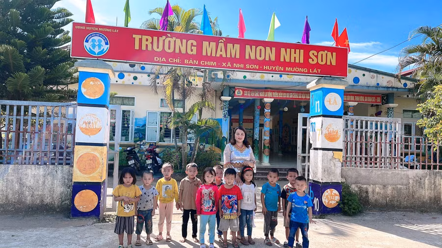 Cô Y Xài và học trò của mình ở Trường Mầm non Nhi Sơn (Mường Lát, Thanh Hóa).