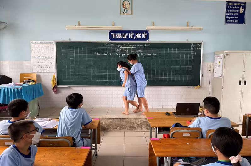Học sinh Trường tiểu học Bình Hoà 2 xử lý tình huống thoát thân khi bị kẻ xấu giữ lại.