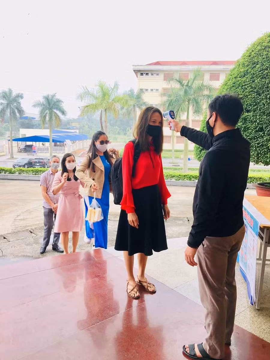 Nhà trường tiến hành đo thân nhiệt cho toàn thể cán bộ, viên chức, người lao động để nâng cao sức đề kháng, phòng dịch bệnh