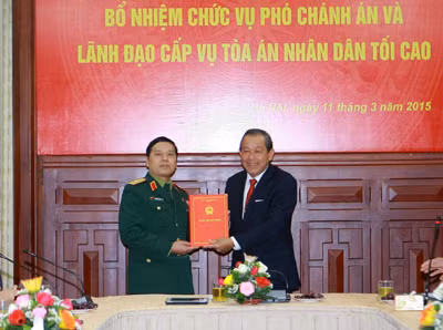 Chánh án Tòa án nhân dân Tối cao Trương Hòa Bình trao Quyết định bổ nhiệm ông Nguyễn Văn Hạnh. Ảnh: VGP