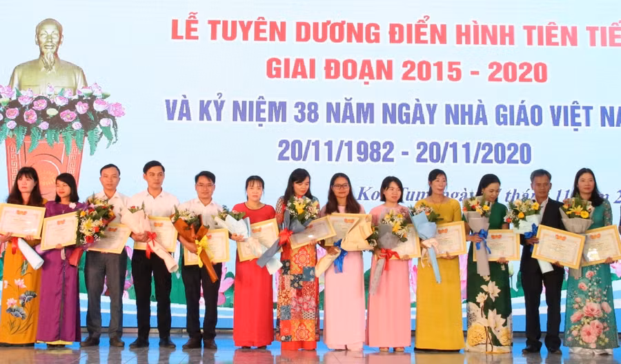 Ngành giáo dục tỉnh Kon Tum trao tặng bằng khen cho các nhà giáo tiêu biểu, điển hình tiên tiến của giáo dục vùng khó khăn, vùng đồng bào DTTS.