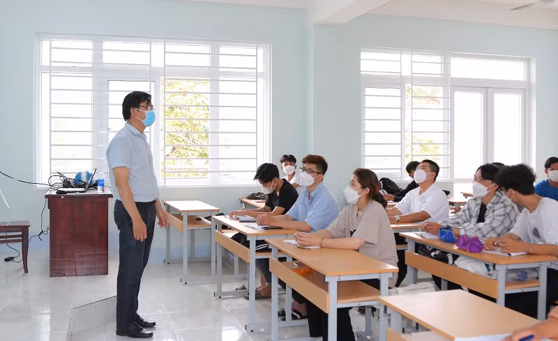 Thầy, trò Trường ĐH Kiên Giang tập trung dạy, học ngay từ ngày đầu trở lại trường.
