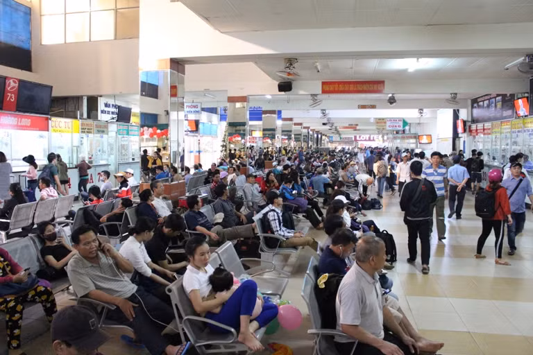 Người dân tập trung đông tại nhà chờ của bến xe Miền Đông