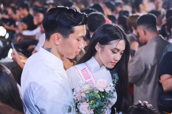 Đoàn Văn Hậu tặng hoa và ôm an ủi bạn gái tin đồn Doãn Hải My.