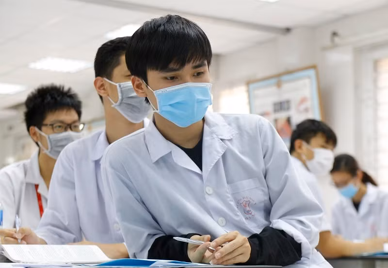 Sinh viên y dược quan tâm đến mức học phí của từng ngành.