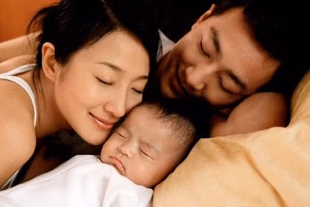 Cha mẹ nên tạo thói quen cho bé đi ngủ vào một giờ cố định. Phụ nữ, làm mẹ, chăm con, nuôi con, gia đình, hôn nhân, vợ chồng, làm cha mẹ, làm cha, làm mẹ, trẻ sơ sinh, chăm trẻ nhỏ, hạnh phúc