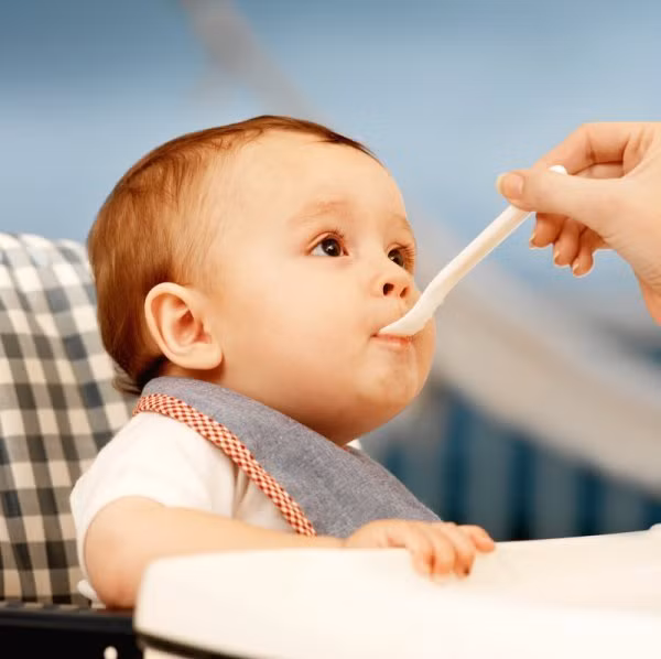 Bạn chỉ nên cho con bú đêm khi bé khóc đòi và sau khi bú xong, để bé tự ngủ lại. Phụ nữ, làm mẹ, chăm con, nuôi con, gia đình, hôn nhân, vợ chồng, làm cha mẹ, làm cha, làm mẹ, trẻ sơ sinh, chăm trẻ nhỏ, hạnh phúc