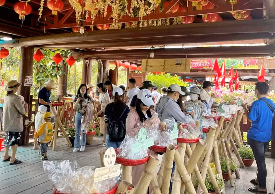 Du khách thưởng thức buffet bánh dân gian tại rừng tràm Trà Sư (thị xã Tịnh Biên). Du khách thưởng thức buffet bánh dân gian tại rừng tràm Trà Sư (thị xã Tịnh Biên).
