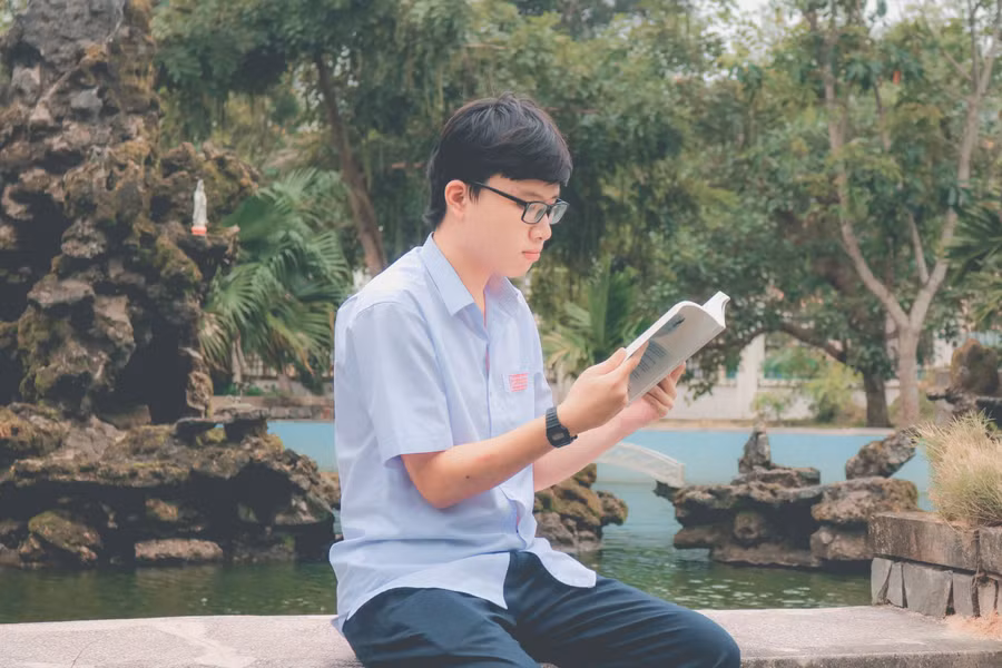 Nam sinh Trần Đoàn Huy Phước đọc sách để thư giãn sau giờ học căng thẳng. Nam sinh Trần Đoàn Huy Phước đọc sách để thư giãn sau giờ học căng thẳng.