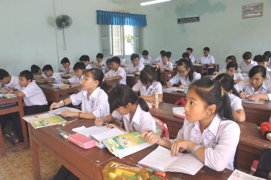 Học sinh Trường THCS Kim Hồng (Đồng Tháp) trong giờ học. Học sinh Trường THCS Kim Hồng (Đồng Tháp) trong giờ học.