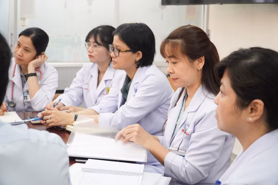 BS Võ Ngọc Anh Thơ - người thứ 2 từ phải sang. Ảnh: BVCR BS Võ Ngọc Anh Thơ - người thứ 2 từ phải sang. Ảnh: BVCR