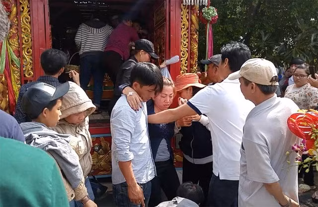 Thang máy rơi tự do, 10 người bị thương