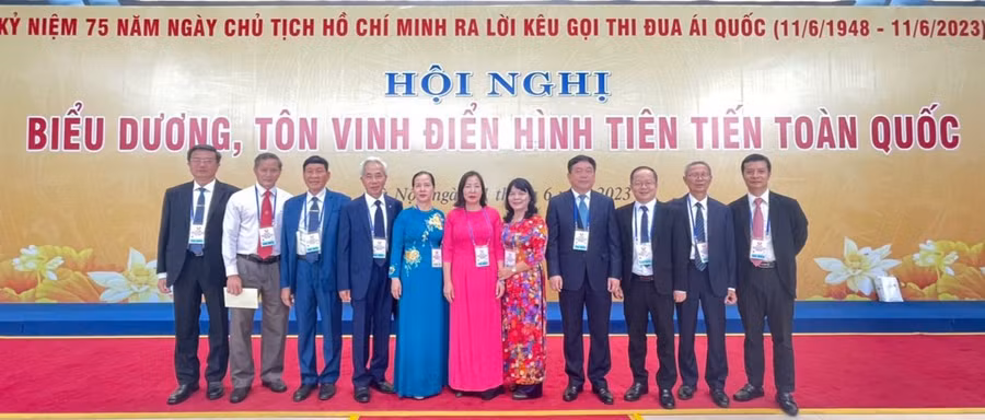 PGS.TS Trần Thị Thu Hà (thứ 6 từ trái qua phải) tại Hội nghị biểu dương, tôn vinh điển hình tiên tiến toàn quốc năm 2023. Ảnh: NVCC