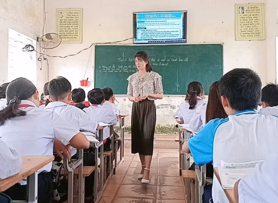 Cô giáo Lê Thị Hằng – giáo viên Tin học, Trường THCS Hải Hà (Nghi Sơn, tỉnh Thanh Hóa) trong giờ lên lớp. Ảnh: NVCC Cô giáo Lê Thị Hằng – giáo viên Tin học, Trường THCS Hải Hà (Nghi Sơn, tỉnh Thanh Hóa) trong giờ lên lớp. Ảnh: NVCC