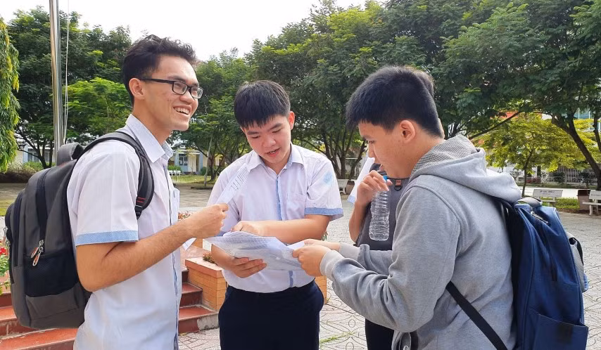 Thí sinh trao đổi bài thi tại điểm thi Trường THPT Thực hành sư phạm (thuộc Trường Đại học Cần Thơ). Ảnh: B.Ngọc
