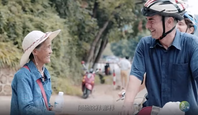 Cụ Xu Xiuzhen làm hướng dẫn viên và bán đồ lưu niệm tại điểm du lịch ở thị trấn suốt nhiều năm qua.
