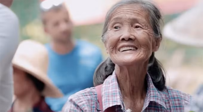 Cụ Xu Xiuzhen, 77 tuổi, tự học nhiều ngôn ngữ để phục vụ du khách. 