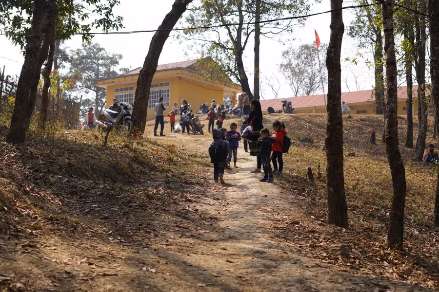 Ngôi trường nằm trên một ngọn núi cao, phía trên là tiểu học, phía dưới là mầm non.