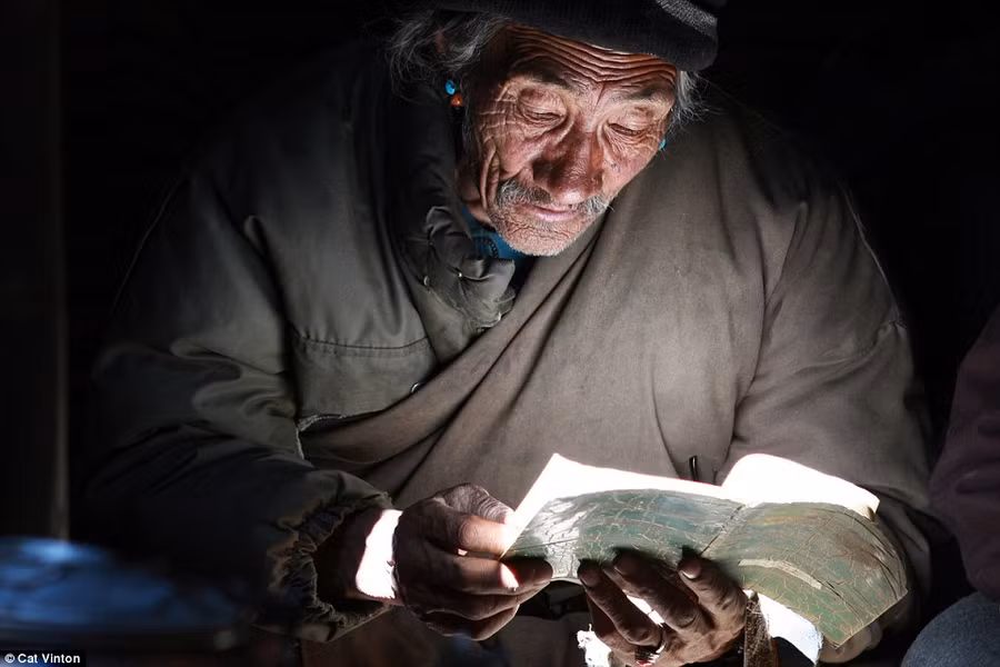 Họ theo đạo Phật và thường cầu nguyện vào sáng sớm. Họ theo đạo Phật và thường cầu nguyện vào sáng sớm.