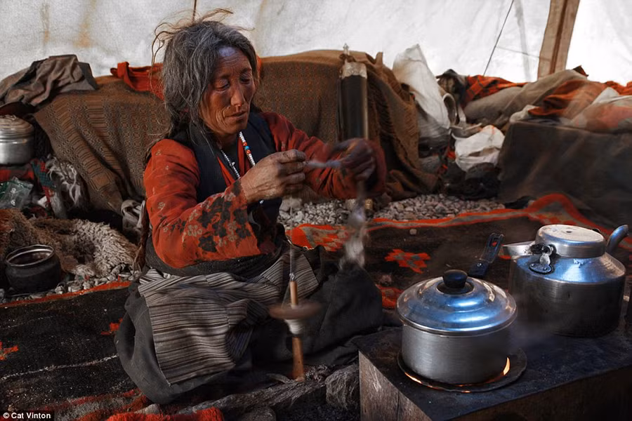 Người Chang Tang-Pa không dùng tiền, sống chủ yếu bằng việc trao đổi hàng hóa (phần lớn là dê và các sản phẩm từ dê). Người Chang Tang-Pa không dùng tiền, sống chủ yếu bằng việc trao đổi hàng hóa (phần lớn là dê và các sản phẩm từ dê).