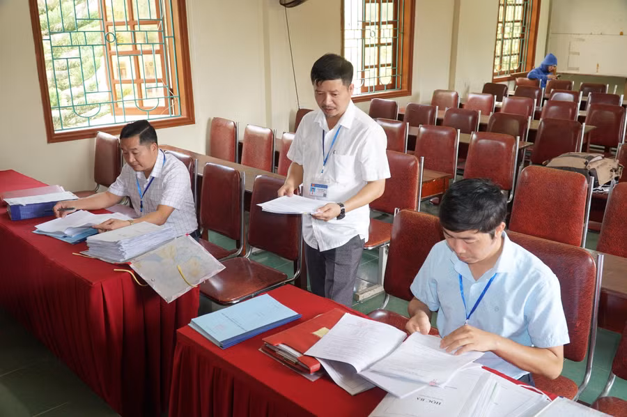 Đoàn công tác Sở GD&amp;ĐT Nghệ An kiểm tra hồ sơ thi tốt nghiệp THPT năm 2022 tại Trường THPT Anh Sơn 2 (huyện Anh Sơn, Nghệ An).