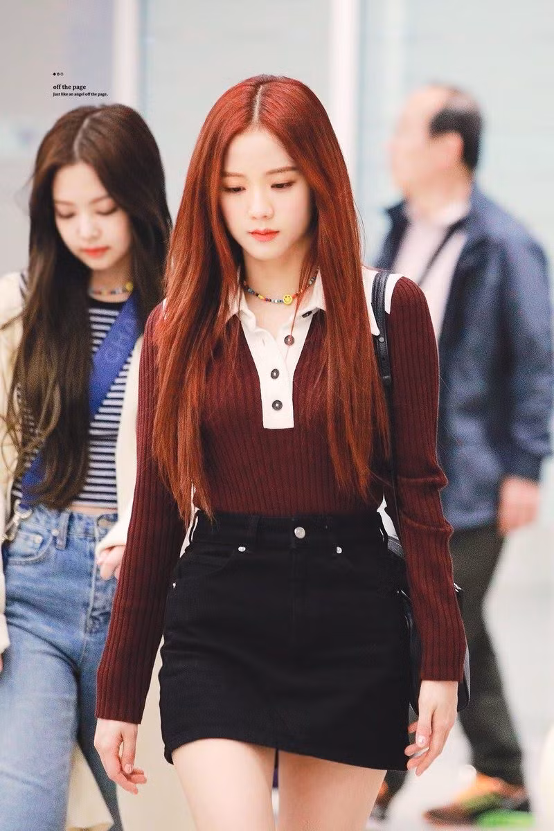 Jisoo biết cách biến chiếc váy đen đơn giản và chiếc áo đỏ trở nên dễ thương.