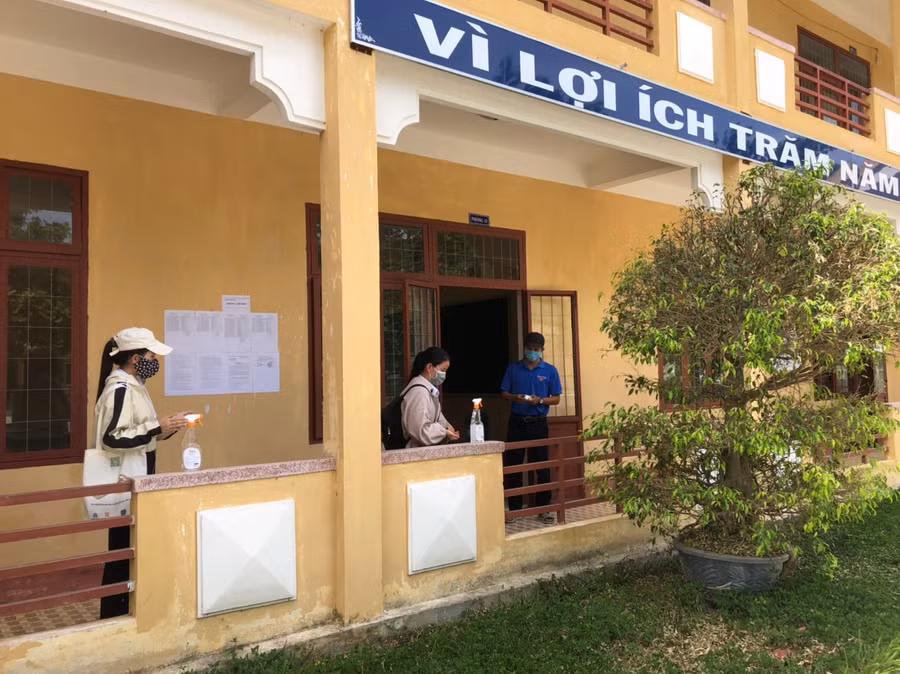 Ngoài bình sát khuẩn đặt trong các phòng thi, tại khu vực hành lang, các điểm thi đều có trang bị nước sát khuẩn để thí sinh và cán bộ coi thi sử dụng