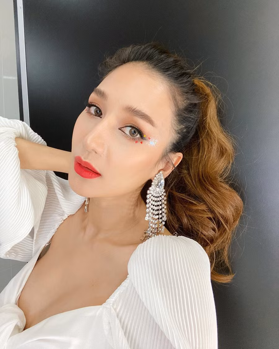 10 gợi ý makeup cho năm mới giúp bạn xinh lung linh và trẻ trung lên vài phần - Ảnh 1. 10 gợi ý makeup cho năm mới giúp bạn xinh lung linh và trẻ trung lên vài phần - Ảnh 1.