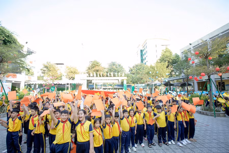 Học sinh Trường Tiểu học Lê Đình Chinh hào hứng tham gia hoạt động xếp hình với chủ đề Tự hào một dải non sông.
