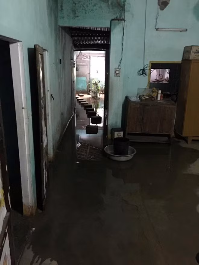 Căn nhà cũ, xập xệ ở quê, thường xuyên hứng chịu mưa lũ luôn là nỗi canh cánh trong lòng của Phạm Văn Tiến. Anh rất mong sẽ sớm cất nhà mới cho bố mẹ.
