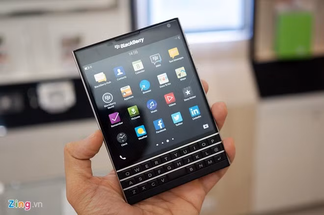 BlackBerry Passport "Work wide" là thông điệp BlackBerry muốn gửi đến người dùng với chiếc Passport, tức là họ muốn người dùng có một không gian làm việc rộng rãi hơn trên màn hình của một chiếc smartphone nhỏ bé. Thiết kế màn hình vuông kích thước lên đến 4,5 inch, có thêm cả bàn phím QWERTY của Passport không dành cho số đông. Tuy nhiên, bất cứ ai khi nhìn thấy đều sẽ cảm thấy thích thú và muốn trải nghiệm sản phẩm này bởi đơn giản, nó độc đáo hơn bất cứ chiếc smartphone phổ thông nào hiện tại. Passport cho cảm giác sang trọng, đúng chất của một smarrtphone dành cho doanh nhân. Giá tham khảo: 15,5 triệu đồng 5 smartphone thiết kế xuất sắc nhất năm 2014 tại VN
