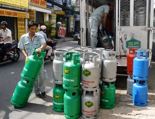 Giá gas có một năm giảm sâu sau khi từng tăng lên mức gần nửa triệu đồng/bình 12kg trong năm 2013. Ảnh: Chất lượng Việt Nam.