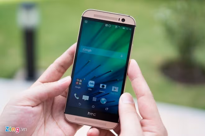 HTC One M8 One M xứng đáng là một trong những smartphone ấn tượng nhất của năm 2014. Nhiệm vụ khó khăn của nó là kế thừa một mẫu One M7 - vốn được đánh giá là không còn điểm gì để cải thiện về thiết kế. Thực tế khi ra mắt, M8 từng phải hứng chịu một số chỉ trích về việc không có nhiều cải tiến so với M7. Tuy nhiên, khi cầm sản phẩm trên tay, bất cứ lời chỉ trích nào đều trở thành vô nghĩa. Đem so sánh trực tiếp với chiếc M7, người dùng sẽ nhận ra được chiếc M8 tinh tế ra sao. Nếu xét về độ tinh xảo trong việc chế tạo bộ vỏ nhôm nguyên khối trên smartphone, M8 xứng đáng xếp hàng đầu trên thị trường. Giá tham khảo: 14 triệu đồng 5 smartphone thiết kế xuất sắc nhất năm 2014 tại VN