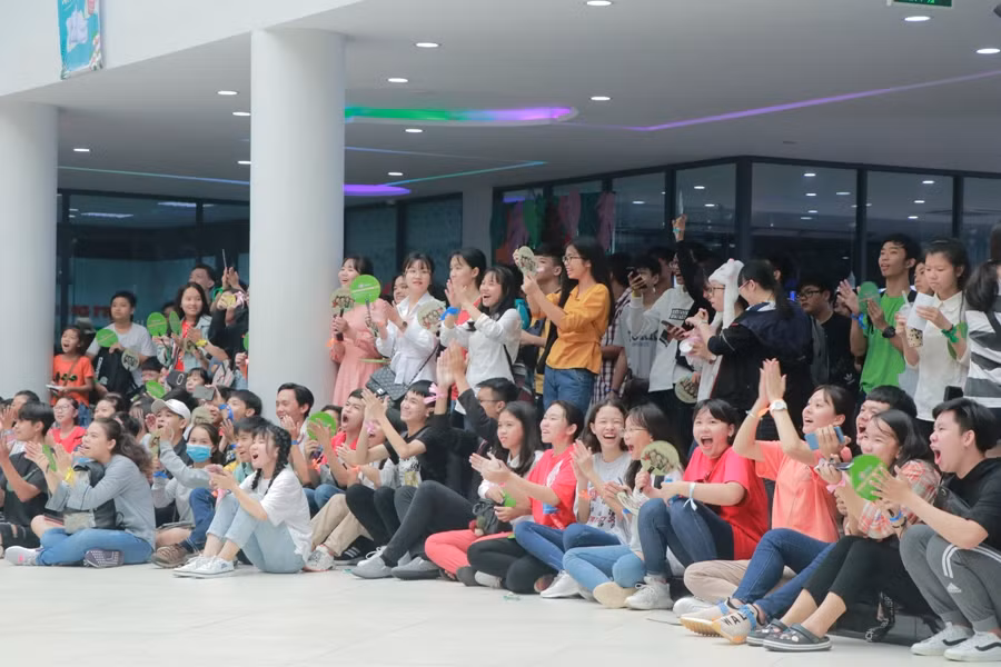 Các em học sinh hào hứng tham gia các hoạt động của ngày hội