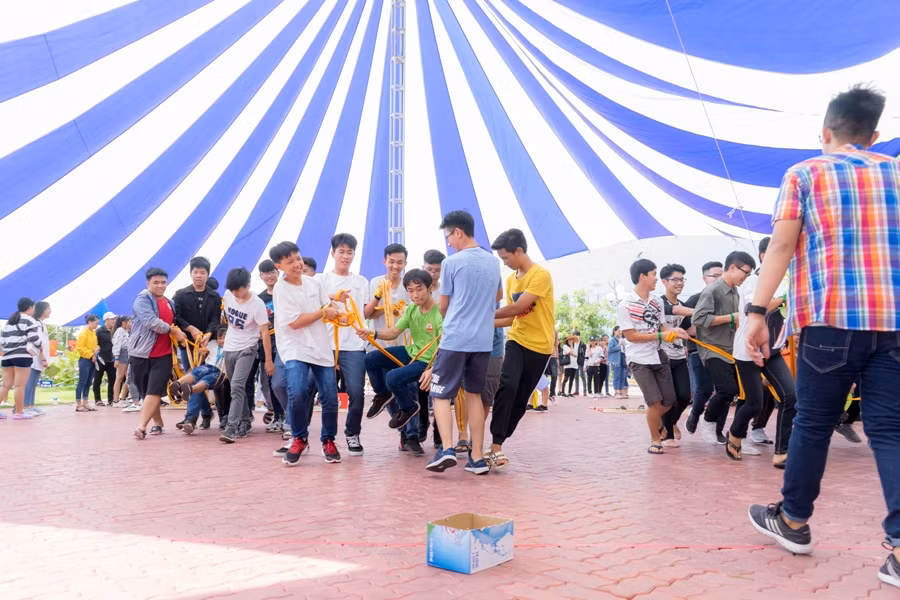 Trò chơi đồng đội này các em tham gia sẽ phải thể hiện tinh thần đoàn kết, cùng nhau vượt qua những thử thách