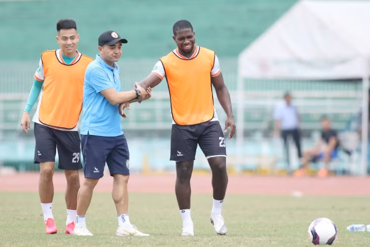Nguyễn Đức Thắng và các học trò trên sân tập chuẩn bị cho V-League 2021.