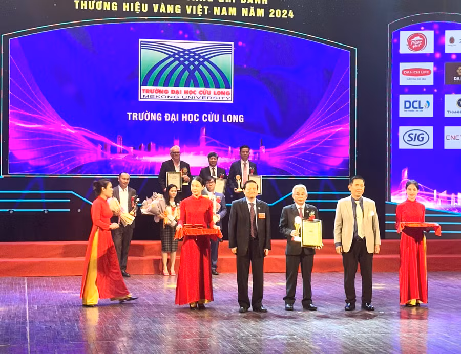 PGS.TS Lương Minh Cừ - Bí thư Đảng ủy, Hiệu trưởng Trường ĐH Cửu Long nhận giải thưởng Top 20 Thương hiệu vàng dành cho tập thể.