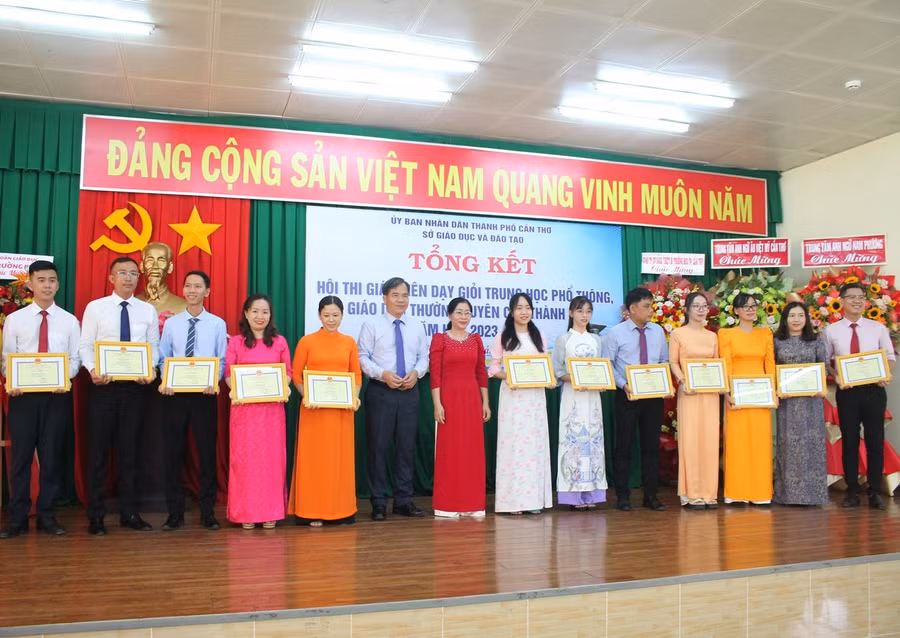 Ông Nguyễn Phúc Tăng, Phó Giám đốc Sở GD&amp;ĐT và bà Lý Hồng Ngọc, Chủ tịch Công đoàn ngành Giáo dục thành phố khen thưởng các giáo viên đoạt giải.