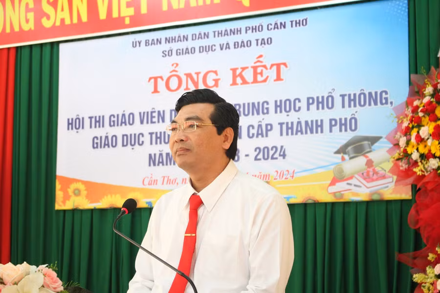 Ông Trần Thanh Bình, Giám đốc Sở GD&amp;ĐT TP Cần Thơ phát biểu tại buổi lễ.