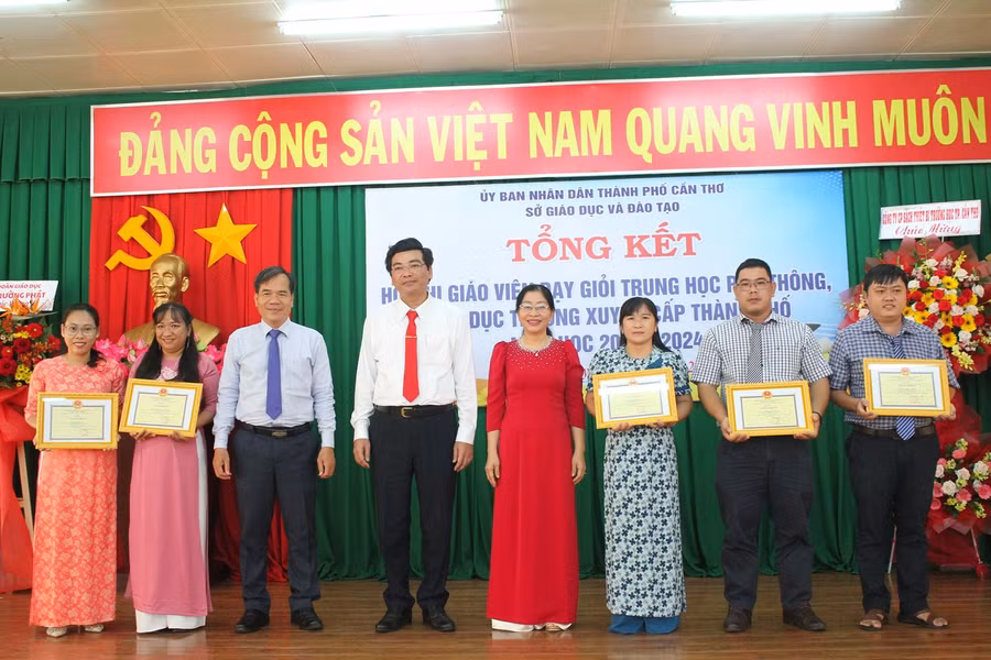 Lãnh đạo Sở GD&ĐT, Công đoàn ngành Giáo dục TP Cần Thơ trao giải Nhất cho các giáo viên.