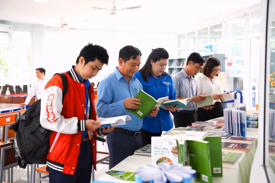 Viên chức, giảng viên, SV đọc sách tại Trung tâm Thông tin và Thư viện Trường ĐH Kiên Giang.