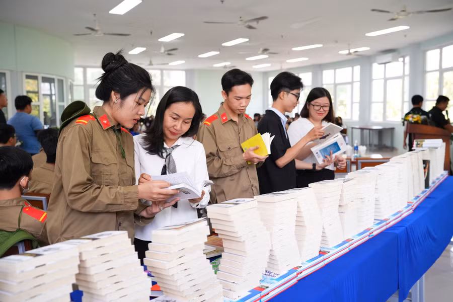 Đông đảo bạn đọc đến đọc sách. Đông đảo bạn đọc đến đọc sách.